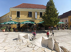 In 2001 the Jókai Square was renovated, it became a pedestrian zone and got a nice cleaved limestone cladding - Pécs, Hungria