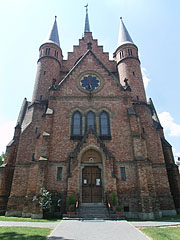 The castle-like brick-walled neo-gothic style Reformed church of Szolnok - Szolnok, Hungria