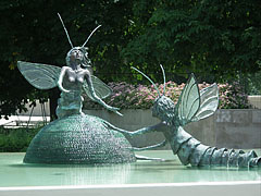 "Mating dance of the mayflies" or "Tisza mayfly couple" sculpture and fountain in the park - Szolnok, Hungria