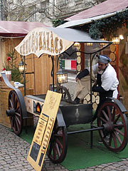 Chimney cake (in Hungarian "kürtőskalács") maker in the Christmas fair - Budapest, Hungría
