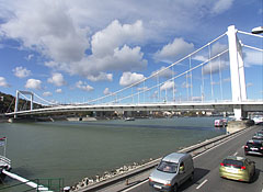 The slender Elisabeth Bridge over River Danube - Budapest, Ungheria