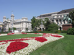 Flower carpet and green grass on the Kossuth Lajos Square - Budapest, Ungheria