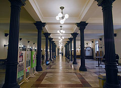 The broad corridor (hallway) on the ground floor, decorated with colonnades - Budapest, Ungheria