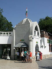 One of the outhouses of the Main Entrance, including a cassa (ticket office) - Budapest, Ungheria