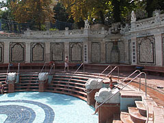 Aesthetically pleasing retaining wall around the outdoor wave pool - Budapest, Ungheria