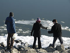 A frosty walk by the Danube River at lunchtime - Budapest, Ungheria