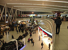 The "Sky Court" waiting hall of the Terminal 2A / 2B of Budapest Liszt Ferenc Airport, with restaurants and duty-free shops - Budapest, Ungheria