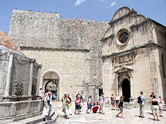 The city wall, the Great Onuphrius' Fountain (on the left) and the St. Saviour Church - Dubrovnik (Ragusa), Croazia