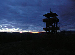 The Ámos Hill Lookout Tower at night - Eplény, Ungheria