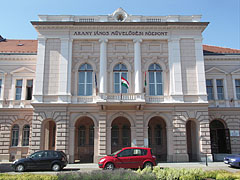 The stateful pale red or pink colored building of the Arany János Cultural Centre - Nagykőrös, Ungheria