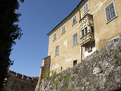 Looking up to the castle palace from the Kanizsai Dorottya Garden - Siklós, Ungheria