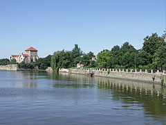 View of Lake Öreg (Old Lake) in the morning: blue plain water, waterfront promenade and some distance away the Castle of Tata - Tata, Hongrie