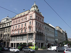 The Grünbaum-Weiner apartment building with arcaded ground floor - Budapest, Unkari