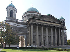 The monumental Esztergom Basilica building - Esztergom, Unkari