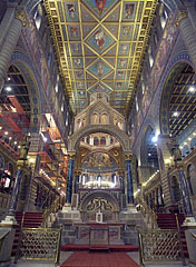 Sanctuary of Cathedral of Pécs, in artificial lighting - Pécs, Unkari