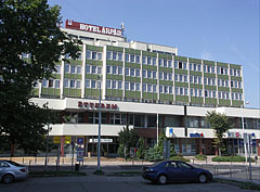 The Hotel Árpád as seen from the parking lot - Tatabánya, Unkari