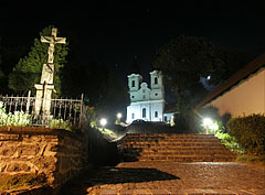 Stairs to the Benedictine Abbey and a crucifix in the old village at night, viewed from the main street - Tihany, Unkari