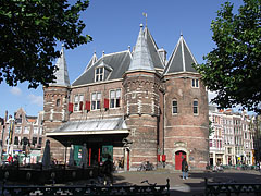 The De Waag was a weight-house, but with its pointed towers it rather looks like a castle - Amsterdam, Nizozemska