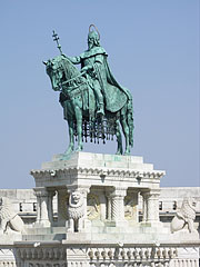 Statue of Saint Stephen I (in Hungarian "Szent István"), the first king of Hungary at the Fisherman's Bastion - Budimpešta, Madžarska