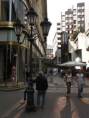 The Régi posta Street with a three-way lamp post - Budimpešta, Madžarska