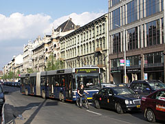 Traffic on the Rákóczi Road, in front of the East-West Business Center and the late-19th-century Hotel Pannónia - Budimpešta, Madžarska