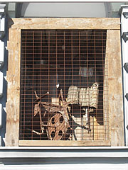 Tiny exhibition on the facade of the House of Terror Museum - Budimpešta, Madžarska