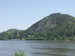 The Upper Castle and the Solomon Tower in Visegrád, on the other side of the Danube, viewed from Nagymaros - Nagymaros, Madžarska