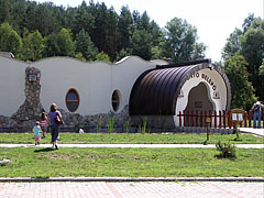 Entrance (and the visitor center) of the paleontological exhibition site - Ipolytarnóc, Węgry