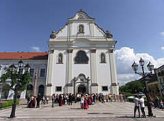 Wedding is very common in the magnificent sceneries of the Church of the Whites (Fehérek temploma) - Vác, Węgry