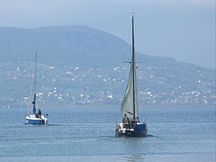 Sailboats on Lake Balaton, and some houses of Badacsonytomaj in the background - Badacsonytomaj, Унгария