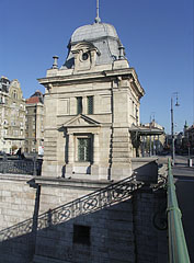 Former customs house at the Pest side of the Liberty Bridge ("Szabadság híd") - Будапеща, Унгария
