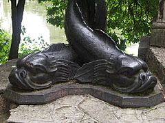 Black colored dragon- or snake-like iron dolphin sculptures - Будапеща, Унгария