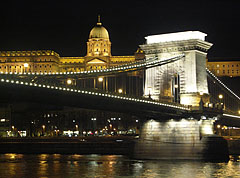 The Széchenyi Chain Bridge ("Lánchíd") with the Buda Castle Palace by night - Будапеща, Унгария