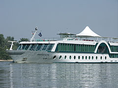 The "MS Amadeus Royal" German-owned passenger tour boat and botel (boat hotel) at Dunakeszi - Dunakeszi, Унгария