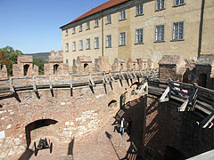 Barbican, a fortified gateway with the walkway inside and on the top of the walls (in other words allure, wall-walk or "chemin de ronde") - Siklós, Унгария