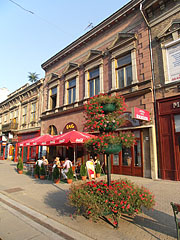 The so-called Horváth House, on the ground floor of this two-story building there's a café and a jewellery - Miskolc (Мишкольц), Венгрия