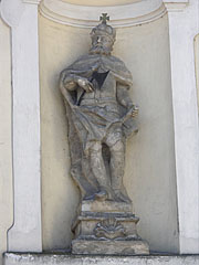 Statue of St. Ladislas of Hungary with an axe in his hand in a wall niche on the Roman Catholic Great Church - Jászberény, Угорщина