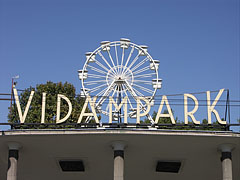 "Vidámpark" (literally "Amusement Park") caption and a stylized ferris wheel over the main entrance of the Budapest Amusement Park ("Vidám Park") - Budapest, Ungarn