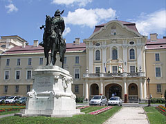 Equestrian statue of Coloman Prince of Galicia-Lodomeria (1208-1241) at the Szent István University of Gödöllő - Gödöllő, Ungarn