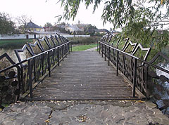 Wooden footbridge with iron railing in the park - Nyírbátor, Ungarn