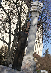 Millennium Monument with the bronze figure of King St. Stephen I of Hungary in front of a tall stone column - Püspökladány, Ungarn