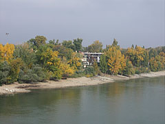 Autumn colors of the Római-part riverbank, viewed from the Northern Railway Bridge - Boedapest, Hongarije