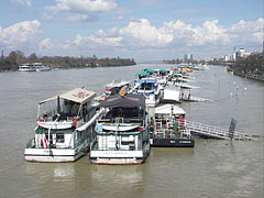 Berths along the bank of River Danube at Újlipótváros quarter - Boedapest, Hongarije