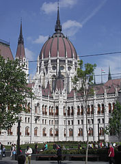 The Hungarian Parliament Building ("Országház"), viewed from the exit of the metro (which is in the the MTESZ building) - Boedapest, Hongarije