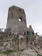 The Keep (residental tower) on the rocks - Csesznek, Hongarije