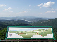 The unfolding panorama on the Dobogó-kő mountain peak, the view of the surrounding mountains and the Danube Bend (in Hungarian "Dunakanyar") - Dobogókő, Hongarije