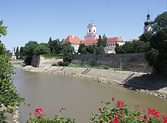 The Castle of Győr, the Episcopal Palace and The Rába River, viewed from the Rába Double Bridge ("Kettős híd") - Győr, Hongarije
