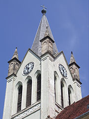 The tower or steeple of the Downtown Parish Church (former Franciscan church) - Keszthely, Hongarije