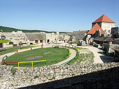 The courtyard of the inner castle with a paddock for the horses - Sümeg, Hongarije