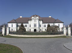 The view of the Forgách Mansion from the square - Szécsény, Hongarije